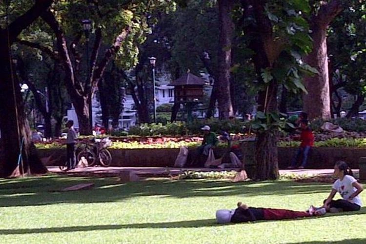 Puluhan warga Jakarta memanfaatkan taman Suropati untuk berolahraga di hari Minggu (30/12/2012) pagi.