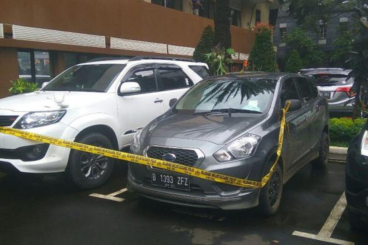 Aset berupa mobil yang diamankan polisi dari bos Pandawa Group Salman Nuryanto ketika ditangkap pada Senin (20/2/2017).