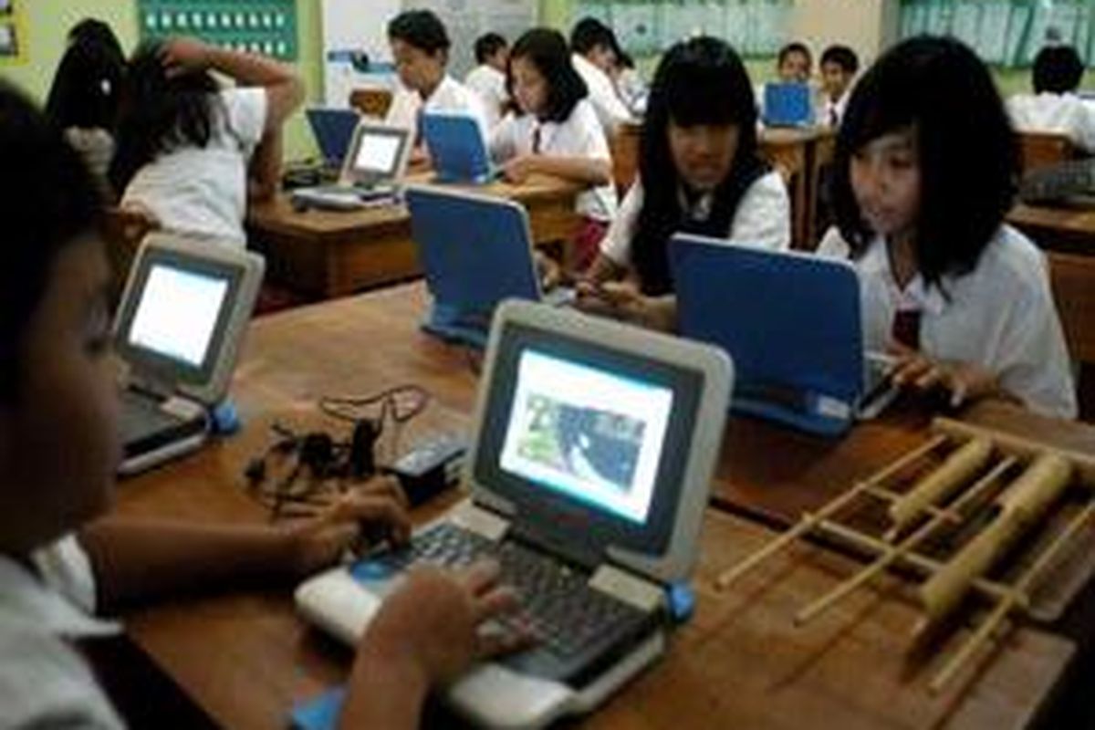 Sejumlah siswa SDN Gunung 05 Mexico, Jakarta Selatan mencoba Classmate PC (CMPC) yang dibagikan oleh Intel, Kamis (15/5). Sebanyak 50 buah CMPC dari Intel didonasikan kepada SDN Gunung 05 Mexico karena terpilih menjadi pilot project program One on One E-Learning dari Intel. One on One E-Learning merupakan teknologi yang digunakan untuk menciptakan hubungan one-on-one antara pelajar dan lingkungan pembelajaran mereka.
