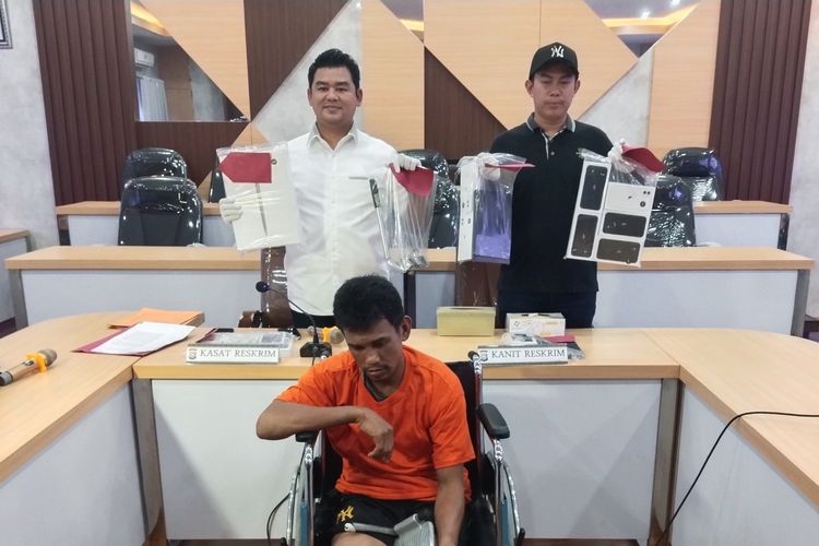 Satreskrim Polresta Pekanbaru, Riau, saat melakukan konferensi pers penangkapan pelaku pencurian handphone, Rabu (27/3/2024).