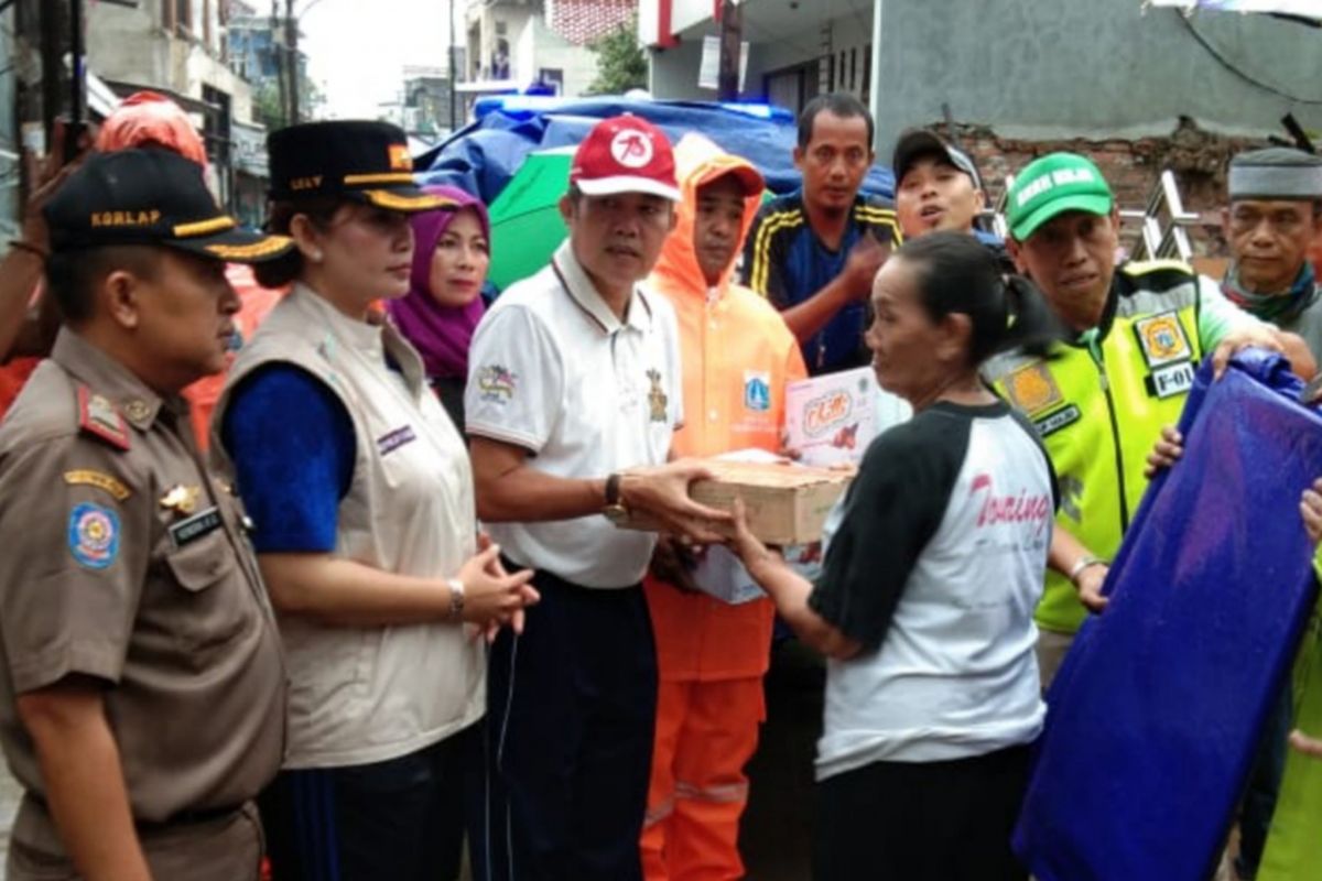 Suku Dinas Sosial Jakarta Utara distribusikan bantuan untuk korban angin kencang di Lagoa, Jakarta Utara, Sabtu (26/1/2019)