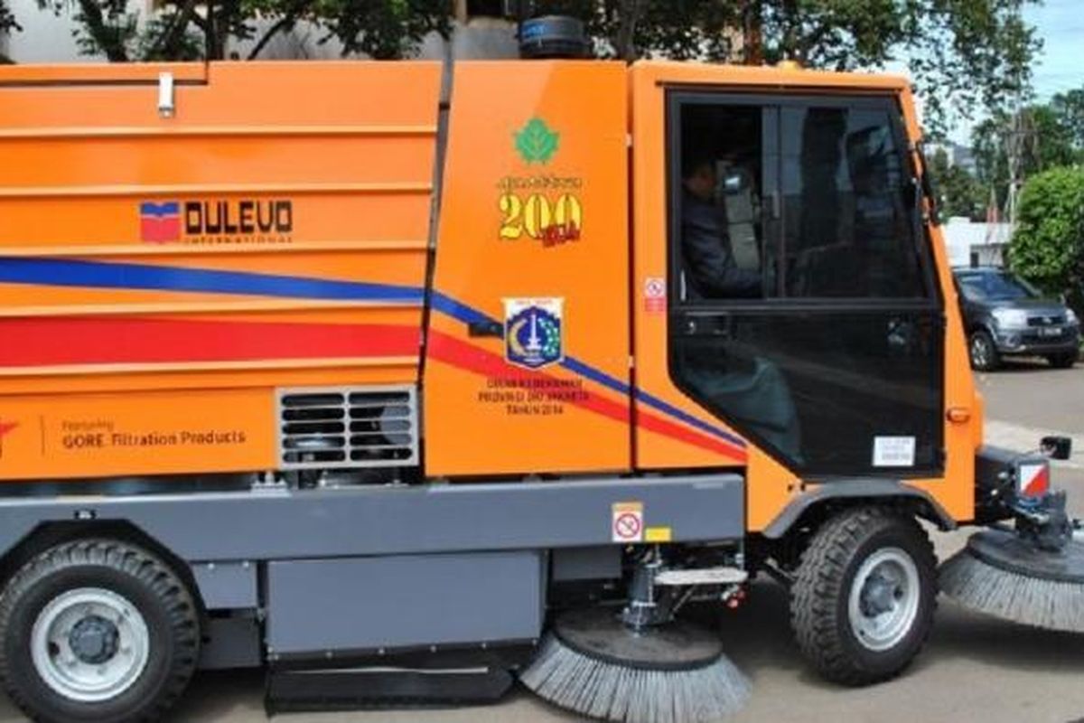 Street sweeper atau mobil penyapu jalanan otomatis. 
