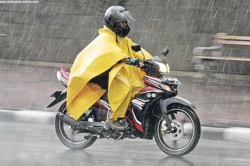 Tips Aman Naik Motor Saat Hujan, Waspada Jalan Berlubang