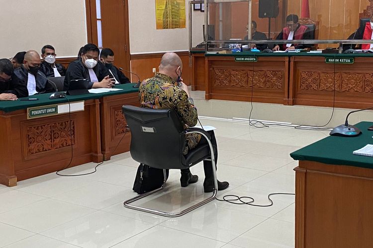 Eks Kapolda Sumatera Barat Irjen Teddy Minahasa membacakan duplik atas replik JPU di PN Jakarta Barat, Jumat (28/4/2023). 