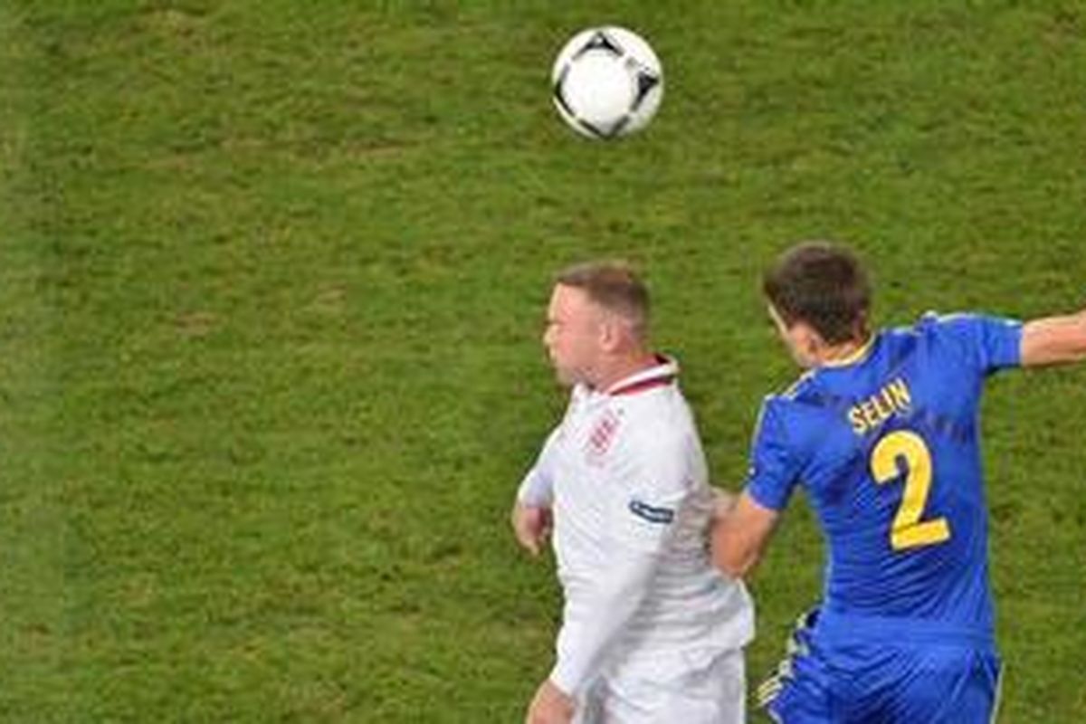 Penyerang Inggris, Wayne Rooney (kiri), berebut bola dengan bek Ukraina, Yevhen Selin, pada matchday ketiga Grup D Piala Eropa, di Donbass Arena, Donetsk, Selasa (19/6/2012).