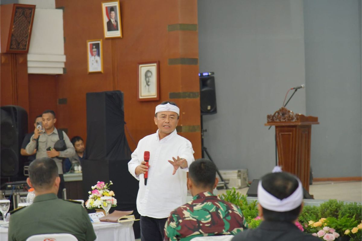 Sekretaris Daerah Provinsi Jawa Barat Herman Suryatman menyampaikan komitmen peningkatan pembangunan di wilayah perbatasan Jabar-Jateng dalam Musrenbang Daerah Perbatasan Tahun 2025 di Kota Cirebon. Fokus pembangunan mencakup konektivitas, infrastruktur, hingga pemanfaatan BIJB Kertajati 