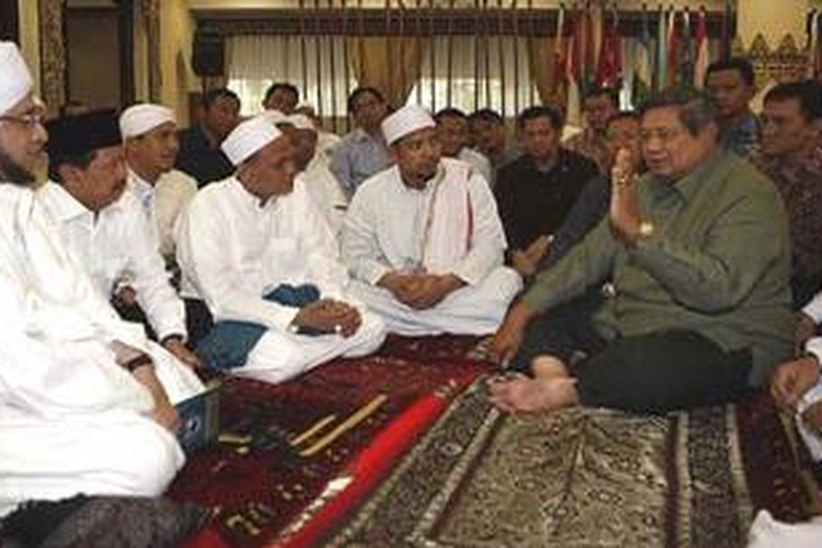 Presiden Susilo Bambang Yudhoyono bersilaturahmi dengan ahli waris Habib Alwi (mbah Priuk), usai solat jumat di Wisma Negara, Jakarta (16/4/2010).