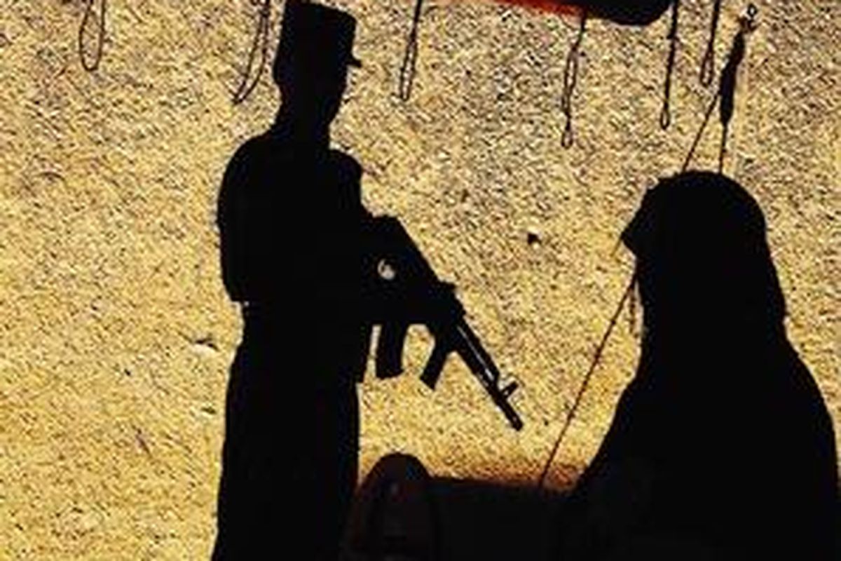 Seorang polisi Afganistan berdiri menjaga salah satu kampanye pemilihan presiden Afganistan, Kamis (6/8). Pemilihan presiden Afganistan, 20 Agustus, tinggal dua pekan lagi, tetapi suasana keamanan di negeri ini bukannya semakin aman. Serentetan aksi bom yang memakan korban masih terjadi.