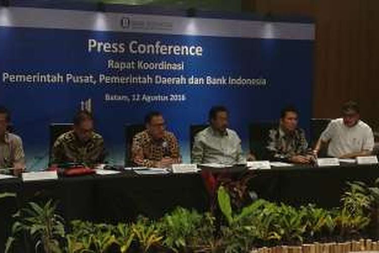 Gubernur Bank Indonesia Agus Martowardojo (tengah) saat jumpa pers di Batam, Jumat (12/8/2016)