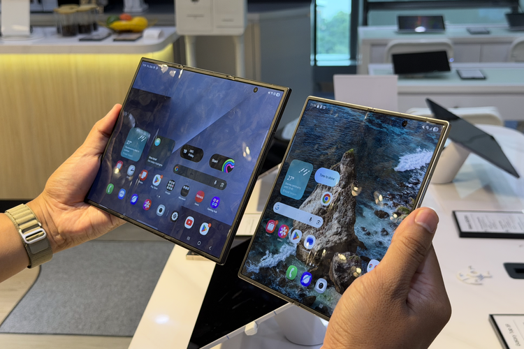 Layar utama dari (kiri) Samsung Galaxy Trifold dan (kanan) Samsung Galaxy Z Fold 7
