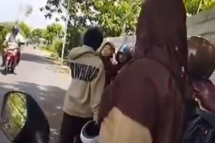 Foto: Screenshot video durasi 5 detik kekerasan yang dilakukan siswa terhadap siswi di Kabupaten Situbondo, Provinsi Jawa Timur. 