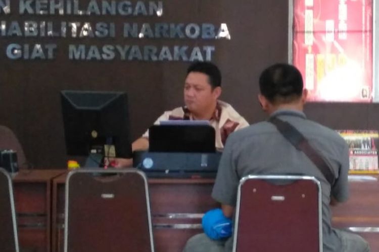 Meyladi Saputra (36) yang menjadi korban penipuan belanja online di media sosial Facebook saat membuat laporan di Polresta Palembang, Jumat (24/8/2018). Korban sebelumnya memesan satu unit alat musik berupa keyboard. Namun yang datang malah batubata dan buku kertas yang dikirimkan oleh pelaku.