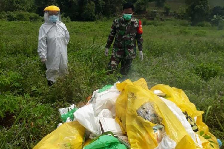 Sejumlah petugas memusnahkan limbah medis yang ditemukan di pinggir Jalan Raya Tenjo, Kampung Leuweng Gede, Desa Tenjo, Kecamatan Tenjo, Kabupaten Bogor, Jawa Barat pada Selasa (2/2/2021).