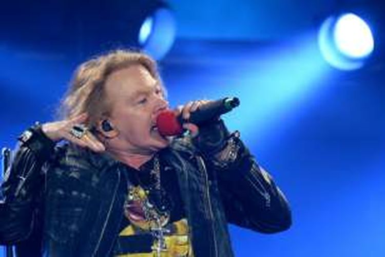 Vokalis Guns N' Roses Axl Rose ketika tampil sebagai penyanyi utama band AC/DC di Marseille, Perancis, pada 13 Mei 2016.