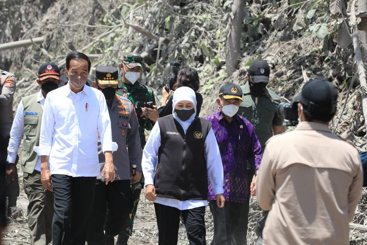 Gubernur Jawa Timur mendampingi Presiden Jokowi saat meninjau gladak perak yang ambruk karena erupsi Gunung Semeru  