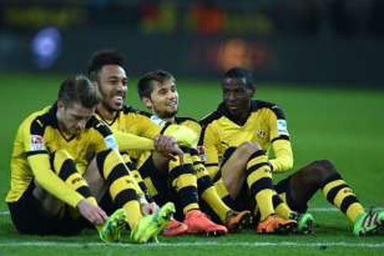 Para pemain Borussia Dortmund merayakan kemenangan atas TSG 1899 Hoffenheim di SIgnal Iduna Park, Minggu (28/2/2016).