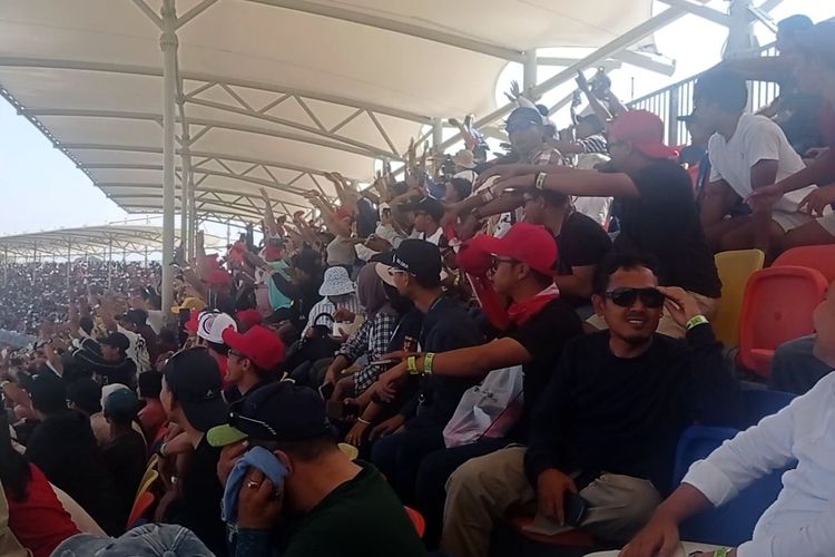 Sorak sorai penonton di tribun J Sirkuit Mandalika pada race MotoGP 2023, Minggu (15/10/2023).