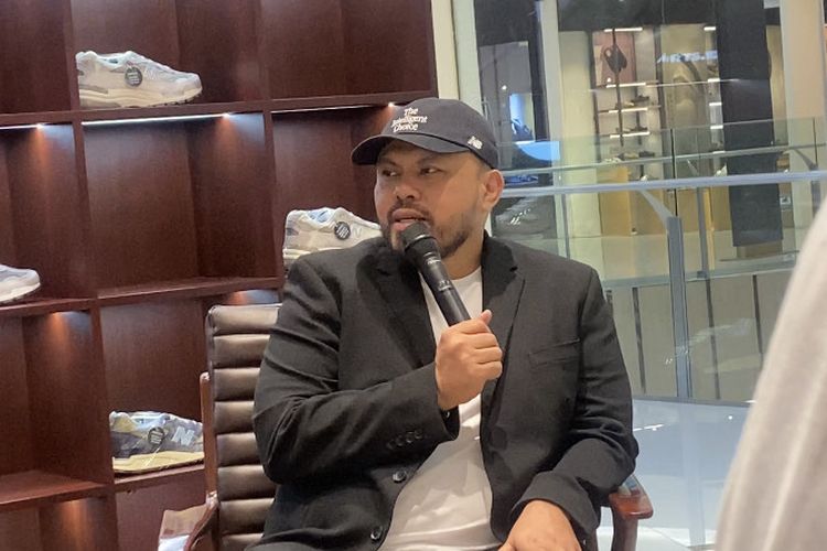 Joko Anwar pada acara Grey Days 2025 Media Launch di New Balance Store, Senayan City, Jumat (9/5/2025).