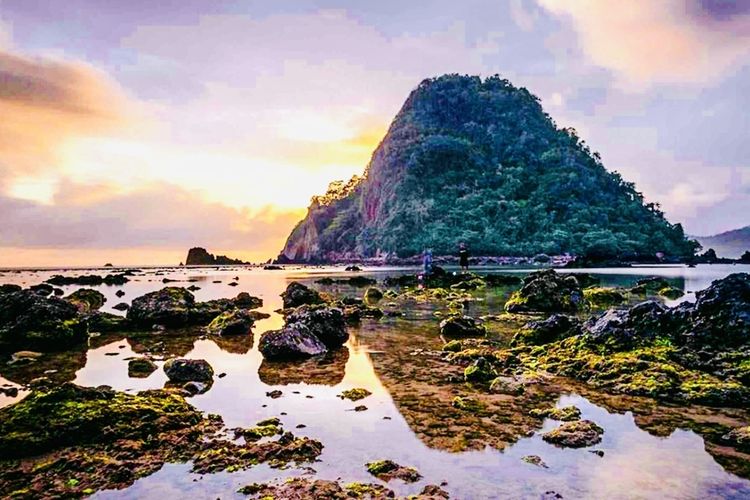 Pantai Pulau Merah di Banyuwangi, Jawa Timur. Lonjakan kunjungan wisatawan di Banyuwangi saat long weekend Kenaikan Yesus Kristus tersebar ke beragam destinasi, tak hanya wisata pantai.