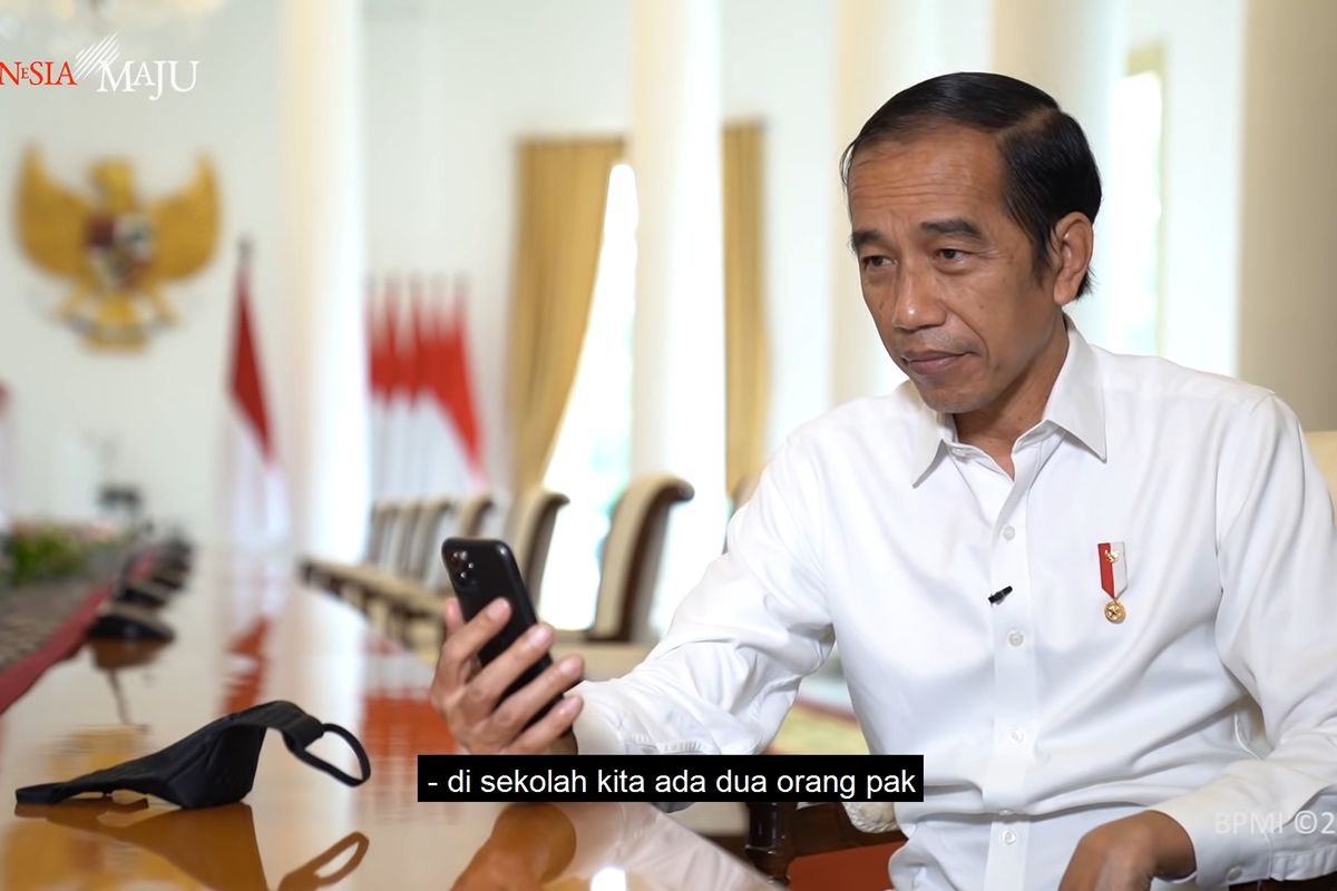 Presiden Joko Widodo berbincang dengan seorang guru asal Padang, Rika Susi Waty, melalui panggilan video dari Istana Kepresidenan, Bogor, Jumat (11/9/2020). 