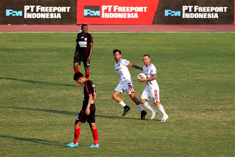 Pemain Bali United Stefano Lilipaly dan Paulo Sergio seksai timnya menjebol gawang tuan rumah Persipura Jayapura pada Pekan 28 Liga 1 2019 yang berakhir dengan skor 2-2 di Stadion Gelora Delta Sidoarjo, Jawa Timur, Senin (11/11/2019) sore.