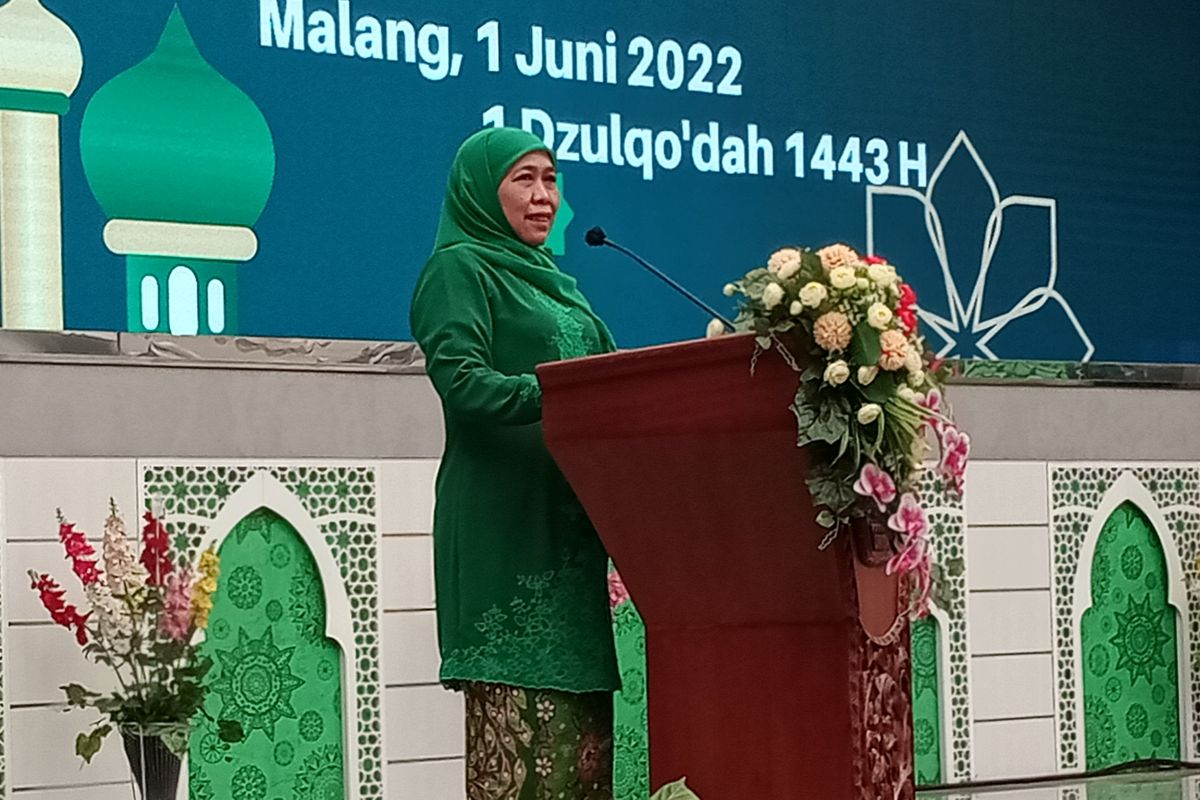 Gubernur Jawa Timur, Khofifah Indar Parawansa saat menghadiri acara Halal Bihalal dan Pelantikan PC Muslimat NU Kabupaten Malang yang diselenggarakan di Auditorium Prof Dr KH Muhammad Tholhah Hasan, Universitas Islam Malang, Kota Malang, Jawa Timur pada Rabu (1/6/2022).