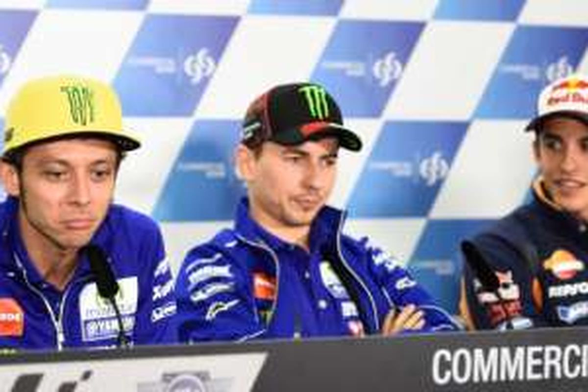 Pertemuan pertama Rossi dengan Marquez di Doha setelah insiden di musim lalu.
