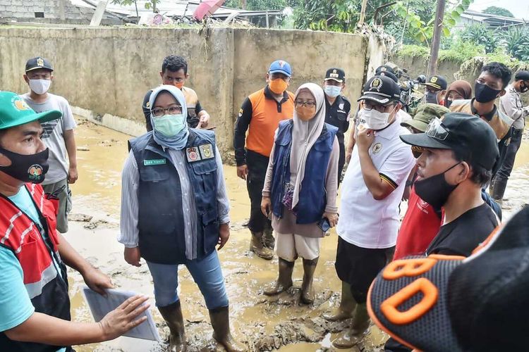 Bupati Bogor, Ade Yasin meninjau lokasi bencana banjir di Perum Villa Nusa Indah, Desa Bojong Kulur, Kecamatan Gunung Putri, Kabupaten Bogor, Jawa Barat, pada Minggu (25/10/2020).