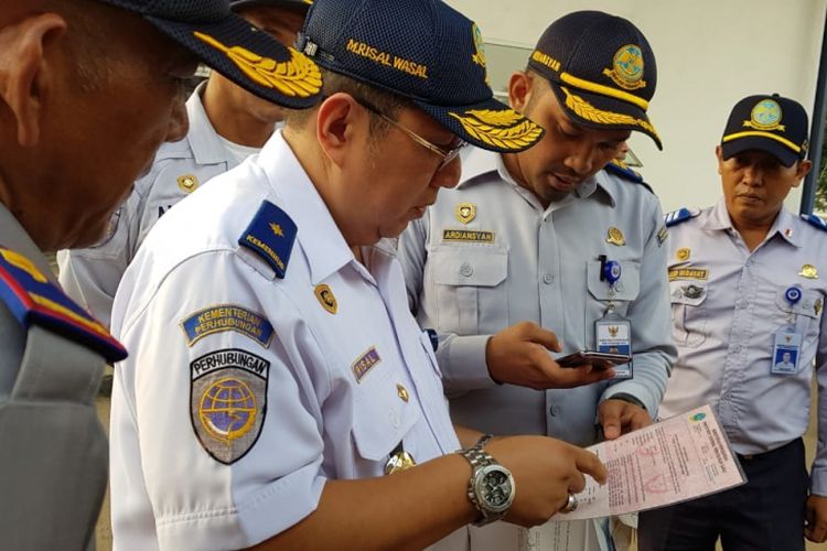 Petugas Kementerian Perhubungan melakukan pemeriksaan angkutan logistik yang kelebihan muatan dan kelebihan dimensi