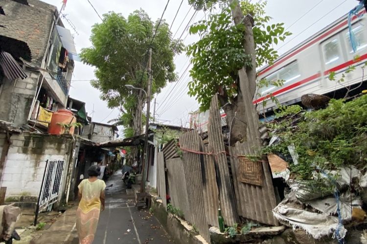 Hidup di Bibir Rel, Warga Menteng Bertahan di Tengah Getaran dan Ancaman Longsor