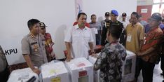 Wali Kota Hendi Minta KPPS Tegur Pemilih yang Lama di Bilik Suara