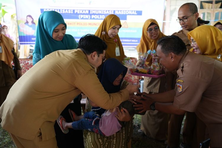 Bupati HST Aulia Oktafiandi hadir pada pelaksanaan PIN Polio 2024 di Posyandu Harapan, Desa Walatung, Kecamatan Pandawan, Selasa (23/7/2024).