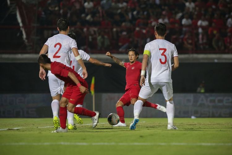 Penyerang timnas Indonesia, Irfan Bachdim (posisi menendang bola) saat menerima umpan Riko SImanjuntak sebelum mencetak gol pada laga keempat kualifikasi Piala Dunia 2022 Zona Asia Grup G di Stadion Kapten I Wayan Dipta, Giantar, Bali, Selasa (15/10/2019) malam.