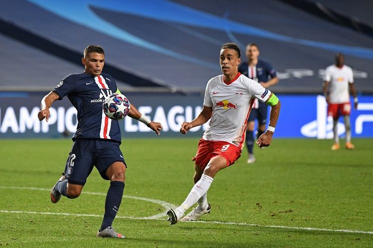 Bek PSG Thiago Silva (kiri) memperebutkan bola dengan penyerang Leipzig Yussuf Poulsen dalam pertandingan semifinal Liga Champions antara Leipzig vs PSG di stadion Luz di Lisbon pada 18 Agustus 2020.