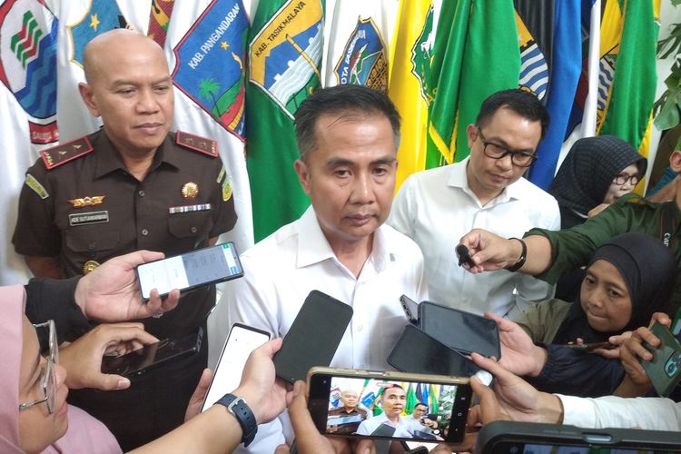 Penjabat Gubernur Jawa Barat, Bey Machmudin usai kegiatan Kick Off PPDB 2024 di Gedung Sate, Kota Bandung, Jawa Barat, Rabu (8/5/2024).