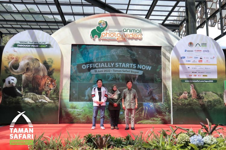 (Dari kiri ke kanan) Perwakilan Canon, Syailendra Kamdani; Kasub direktorat pengawetan spisies dan genetic direktorat KKHSG, Badi,ah; dan Direktur Utama Taman Safari Indonesia Frans Manansang pada acara peluncuran International Animal Photo Competition (IAPVC) 2022 di Taman Safari Bogor, Sabtu (11/06/2022).