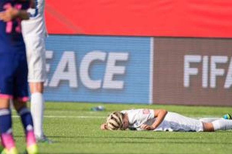 Pemain Inggris, Toni Duggan, menangisi kekalahan timnya dari Jepang pada semifinal Piala Dunia Wanita 2015, Rabu (1/7/2015). 