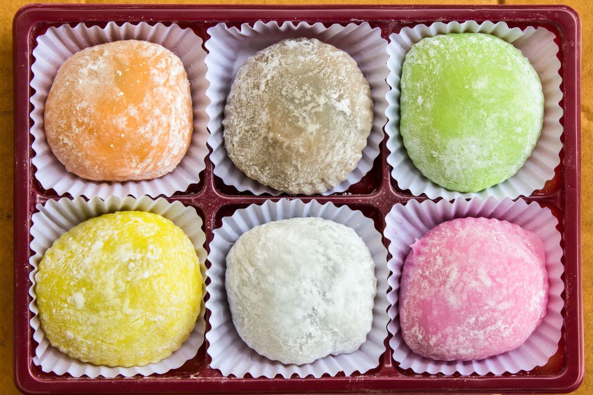 Ilustrasi mochi isi kacang, camilan kenyal, lembut, dan manis.