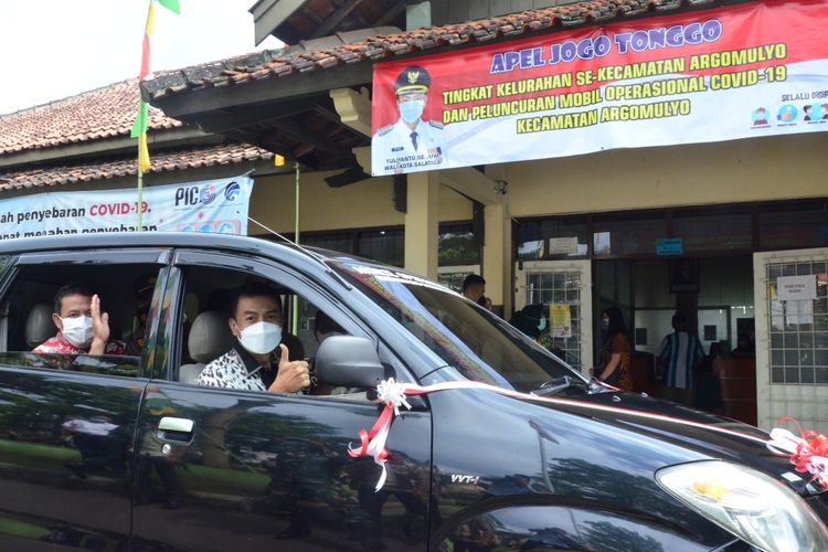 Wali Kota Salatiga Yuliyanto mencoba mobil operasional Jogo Tonggo