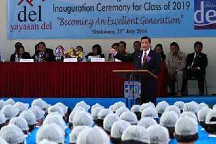 Menteri Koordinator bidang Politik, Hukum dan Keamanan Luhut Binsar PandjaitanSaat berbicara di depan ratusan siswa SMA Unggul Del, Laguboti, Toba Samosir, Sabtu (23/7/2016).