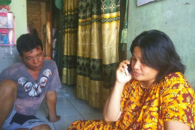 Henny Silalahi dan suaminya Rudianto Simanjorang di rumah mereka di Jalan H Jaung, Benda, Tangerang, Sabtu (9/9/2017).