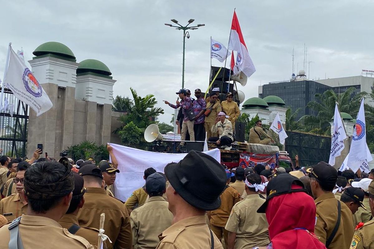 Suasana demo yang digelar Persatuan Perangkat Desa Indonesia di depan Gedung DPR/MPR, Jakarta Pusat, Rabu (25/1/2023). 