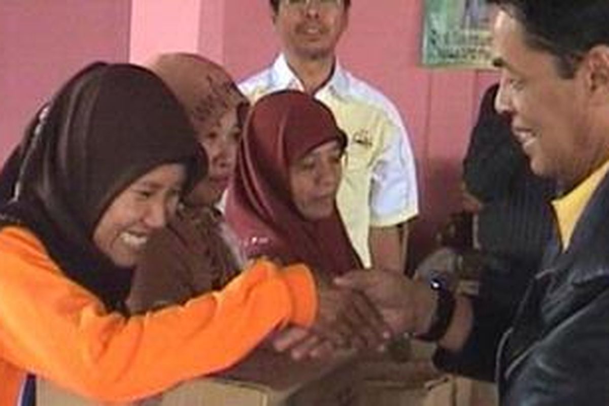 Ketua DPD Golkar DIY yang juga anggota komisi IX DPR RI menyerahkan bantuan makanan pendamping ASI kepada sejumlah ibu pengasuh PAUD di Yogyakarta.