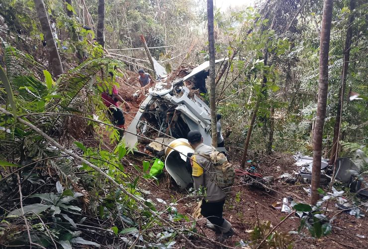 BERITA FOTO: Puing-puing Helikopter PK-CFX di Sekadau, Mesin Akhirnya Dievakuasi