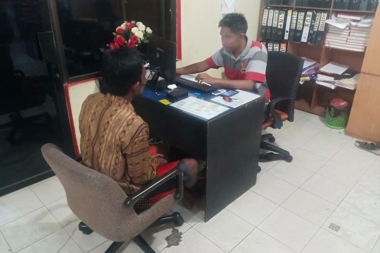 Pelaku Y saat menjalani pemeriksaan di Polsek Bintan Timur. Pelaku diamankan karena telah berbuat asusila kepada adik iparnya sendiri yang masih dibawah umur hingga hamil