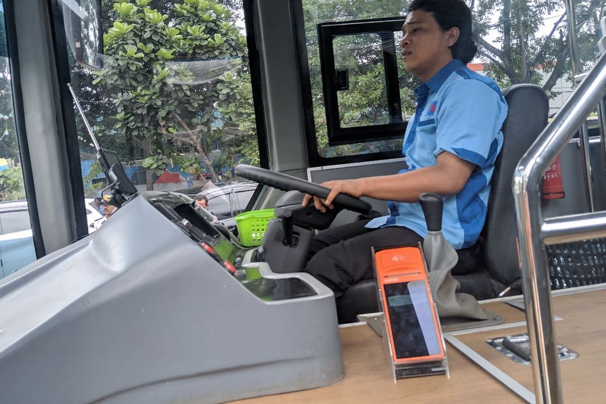 Mesin Electronic Data Capture (EDC) di samping sopir BRT Kota Tangerang sarana pembayaran non-tunai di UPTD Kendaraan Bermotor Jalan Daan Mogot Kota Tangerang, Rabu (19/2/2020)