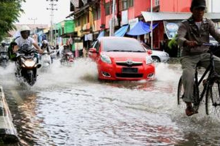 Sejumlah ruas di Aceh Barat tergenang air setinggi 5 centimeter akibat hujan deras mengguyur kawasan itu, Senin (25/8/2014).