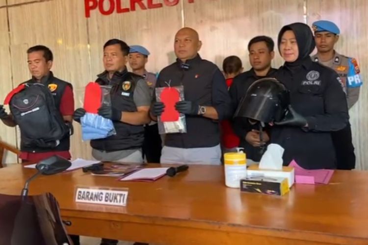 Polres Ponorogo mengamankan pasangan kekasih berinisial Agus Prianto (44)warga Kabupaten Kediri dan Sherly Oktavia (21) Warga Kabupaten Magetan karena membawa kabur sepeda motor N Max milik Rila Sofiyana Hikmah warga Desa Watubonang, Kecamatan Badegan, Kabupaten Ponorogo. Modus pelaku menjadi dukun.