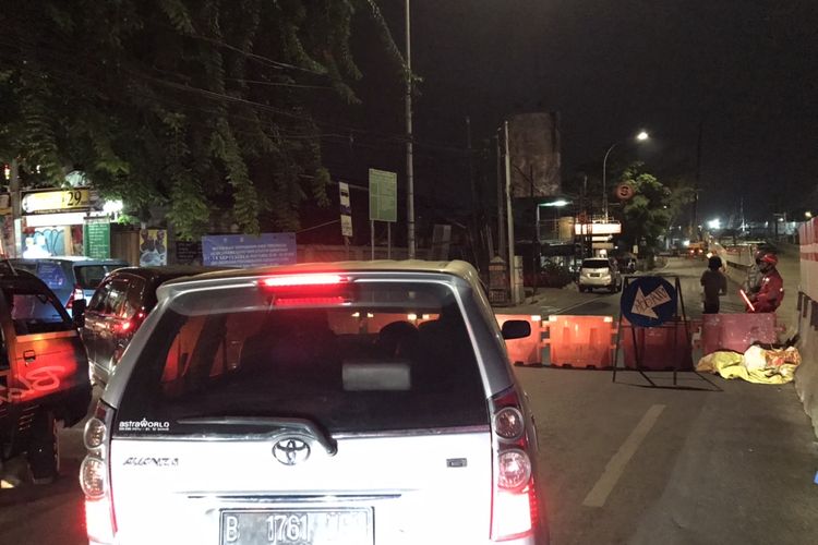 Kendaraan dialihkan melewati Jalan Poltangan Raya, Jagakarsa, Jakarta, Selasa (1/9/2020) malam imbas pemasangan girder Flyover Tanjung Barat.