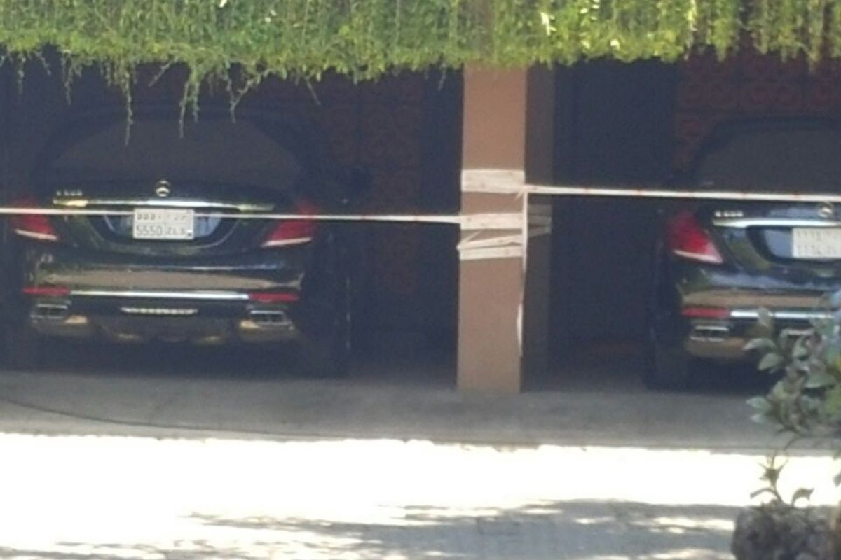 Mobil Raja Salman diparkir di parkiran hotel St. Regis, Nusa Dua Bali